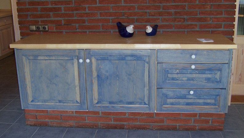 Das Foto zeigt einen Schrank im Vintage Look mit blauen Türen. Individuell gefertigt.