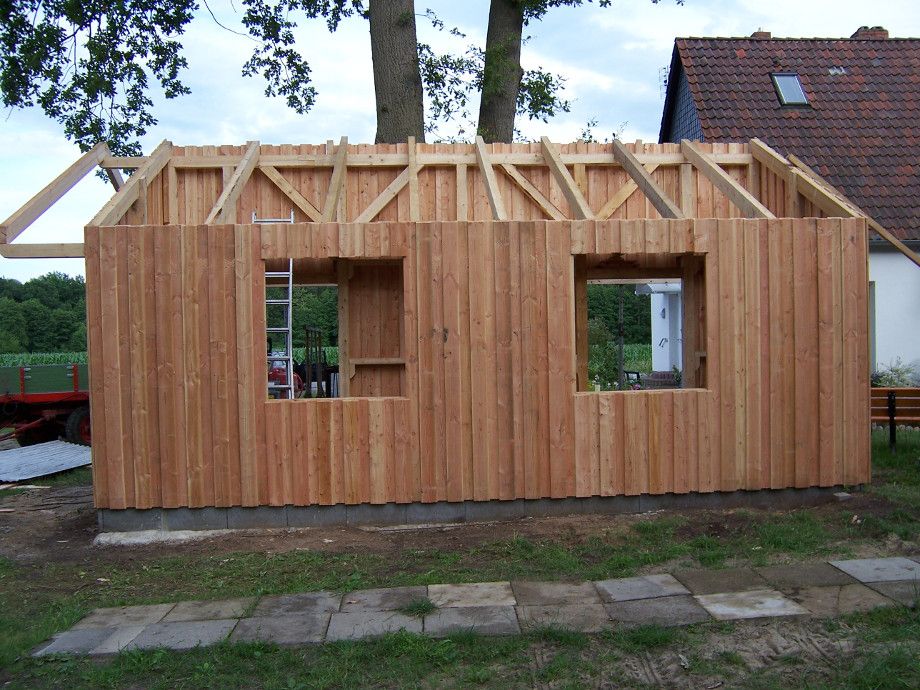 Bild zeigt ein großes Gartenhaus in Holzbauweise