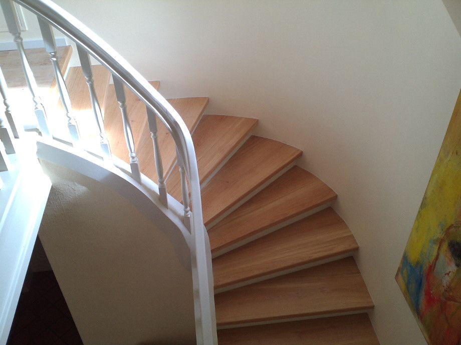 Foto zeigt eine individuell gefertigte Treppe aus Holz