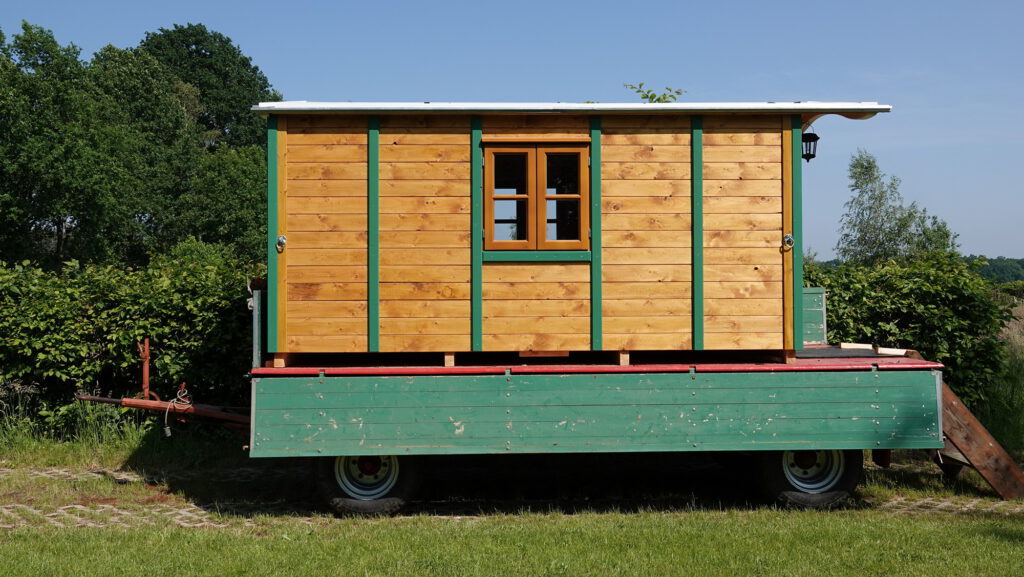 Das Bild zeigt einen Bauwagen von Außen. Der Bauwagen wurde in Bienenbüttel-Rieste von der Tischlerei Johannssen hergestellt.